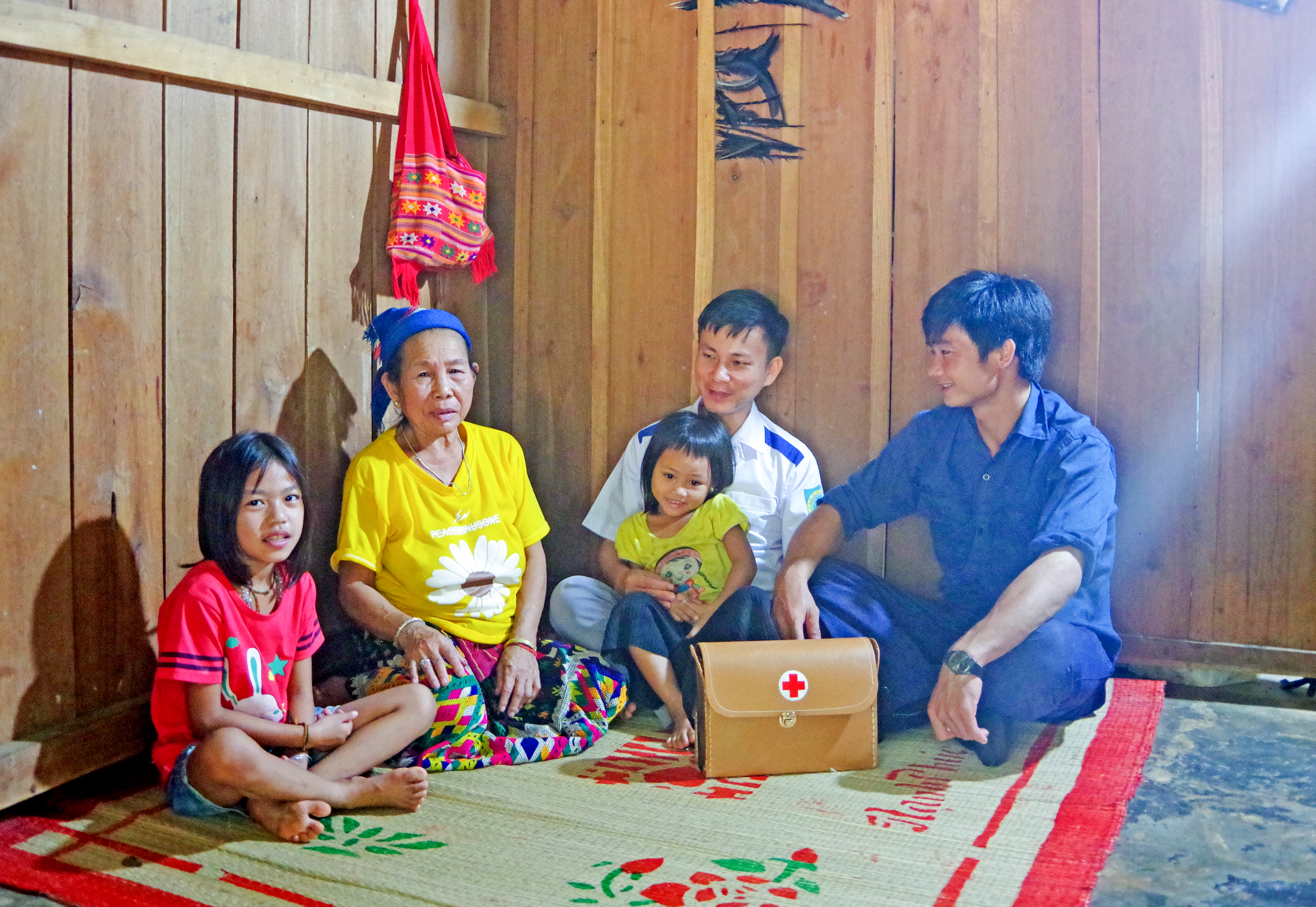 Tận tụy, hết mình hỗ trợ đồng bào vùng biên